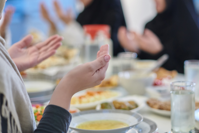 Muslim women at an Iftar